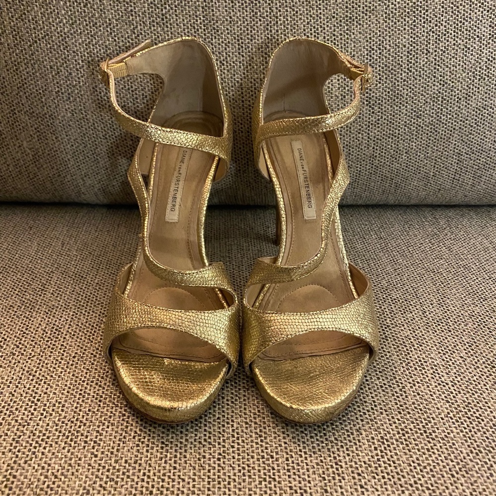 Diane con Furstenberg Gold Heels